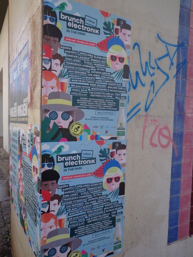 日陰でバスを待ちます