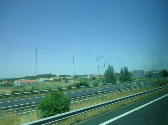 バスに乗って出発<br />リスボンから1時間ちょっとの道のり<br />車中ではもちろん熟睡