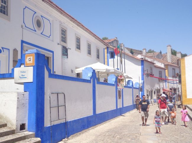 ブルーや黄色の縁取りが可愛い町が現れました