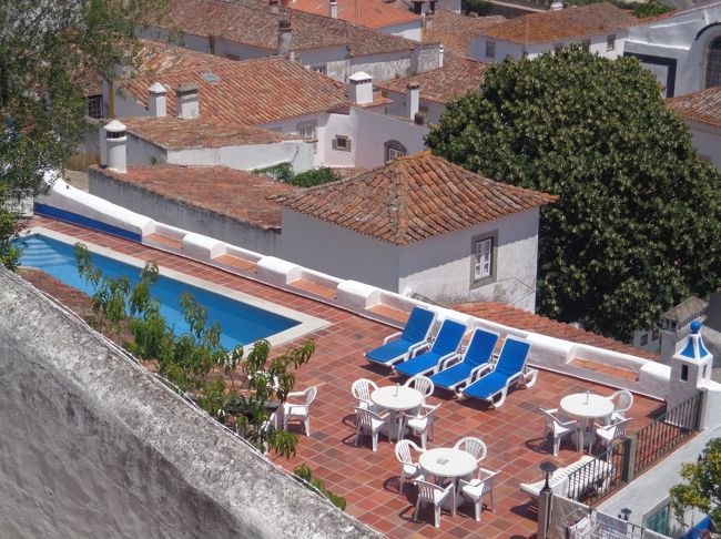 おっ、下はホテルかな？<br />プールに入りたいぃ。