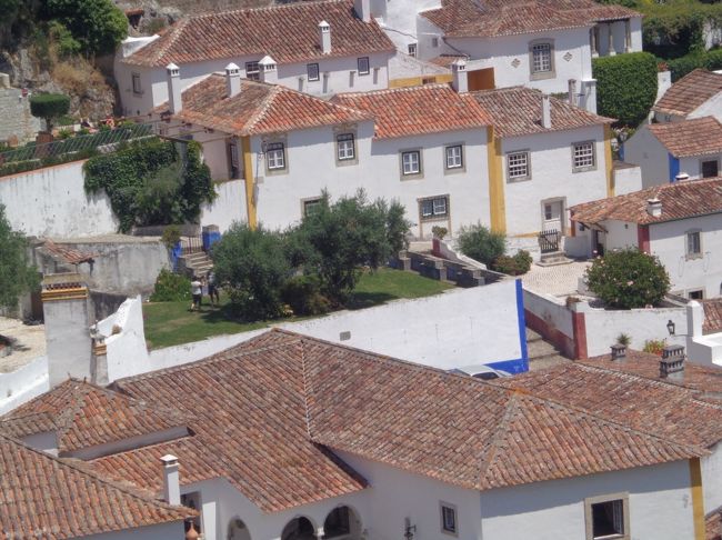 中央の家３軒、窓が目と口に見える。3兄弟みたい