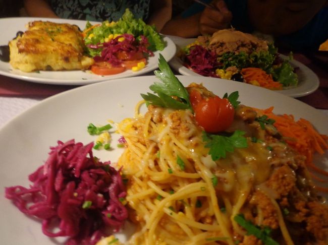 まずは栄養補給だ<br />左奥が魚料理。　クリームとチーズがよく合う。<br />パスタ、サラダ、どれもとても美味しい<br />レストランの名前を失念（またか）<br />とにかく、大当たりのレストランだった