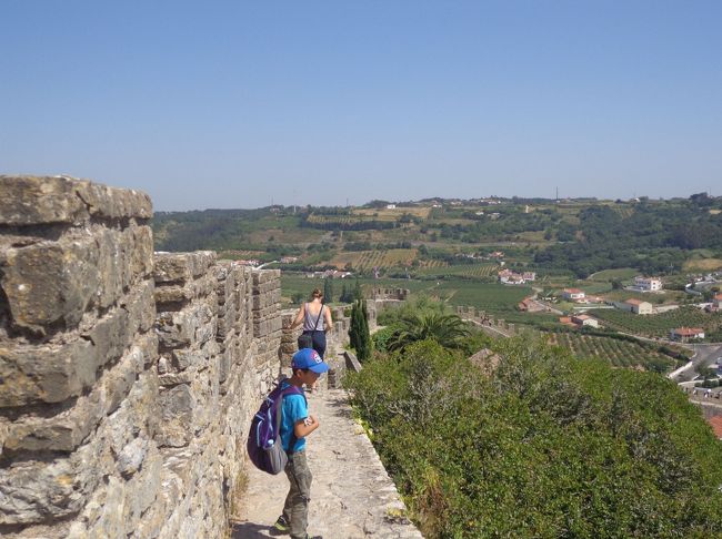 城壁の上は直射日光から逃げられない。<br />早足で行きましょう