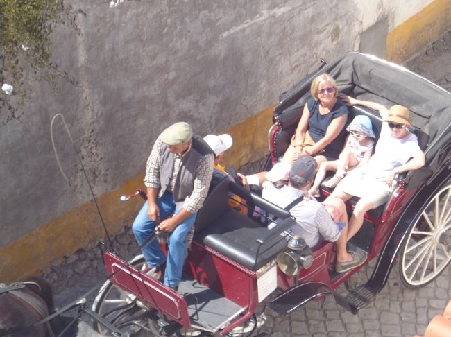 城壁の下には馬車が