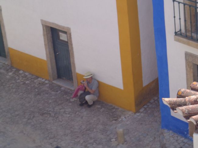 「あれれ？パパがいるよー。パパーパパー」<br />息子が喜んで叫んでいる。<br />頭が痛いと言っていた旦那様、城壁の下の通りを歩いて私達の後をついて来た模様。民家の軒先でしゃがんでいるのが、いかにも不審者っぽい（笑）<br />もぉー、お店で休んでいてねと言ったのにぃ。。。ちょっと心配になる<br />城壁の上から見ると、どう見てもフーテンの寅さん（帽子の斜め被り、やめれー）