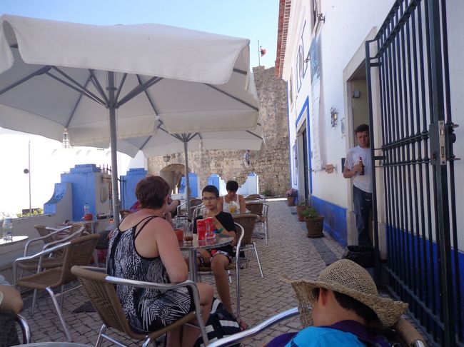 日差しから逃げるようにカフェに避難<br />偽寅さんとも無事合流。<br />日陰は涼しく、天国だ<br />フレッシュオレンジジュースで生き返る<br />