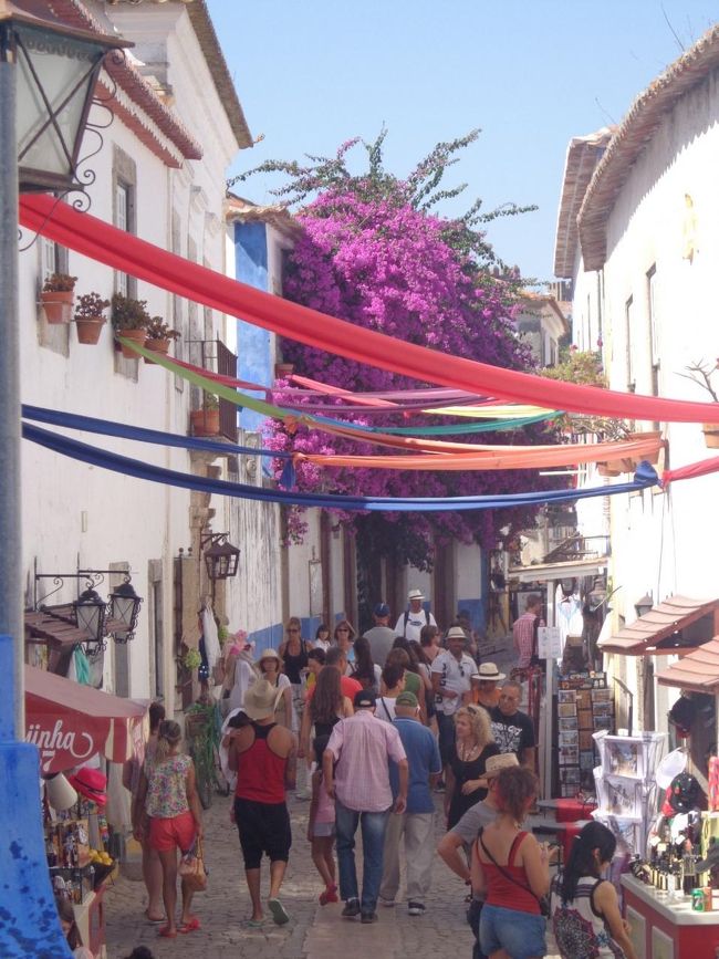 お土産屋さんでお買い物タイム<br />ポルトガル、本当に物価が安い！！<br />アクセサリーも可愛くて、お手頃なものが沢山あります<br />リスボンよりも、雑貨類は可愛くて安いものが多い気がします。