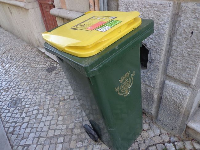 ゴミ箱をパチリ<br />食欲もなかったはずでしたが、ホテル近くのタイレストランでテイクアウトしてきた私。<br />結局食べるんかい。<br /><br />暑かったけれど、とても楽しめたオビドスでした。<br />Vol.4 - 完 - 