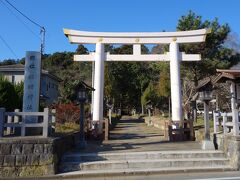伊能忠敬像が建っている公園の道路を挟んだ向かい側には、
諏訪神社が鎮座しています。
先日諏訪大社を訪れたばかりなので、早速寄ってみます。