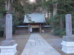 香取神宮に向かう途中、日本厄除三大師の一つである観福寺に立ち寄ってみます。
地元佐原の伊能家の菩提寺となっていて、伊能忠敬の墓もこのお寺にあります。
桜や紅葉の名所としても知られているそうです。