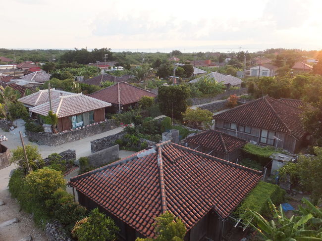 夕日がだいぶいい感じに傾いてきたので、<br />夕日鑑賞のため西桟橋へ。<br /><br />途中、なごみの塔から集落を。<br />いつもなら長蛇の列が続いているなごみの塔も、<br />この時間は、登りたい放題・写真撮り放題でした。