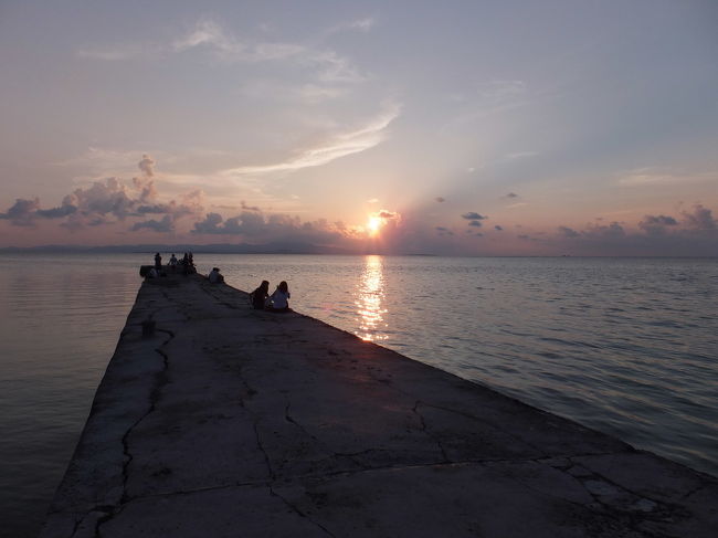 心地よい波音を聞きながら、<br />数分間のショーを鑑賞です。