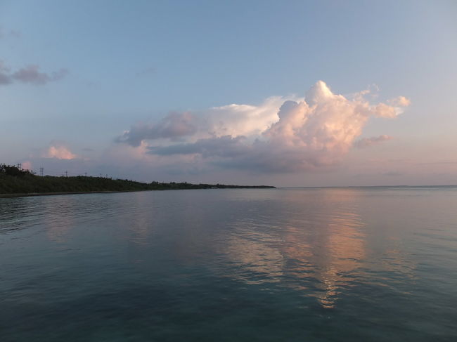 コンドイビーチ方面を。<br /><br />水面が穏やかで、<br />綺麗に空が写り込みました。