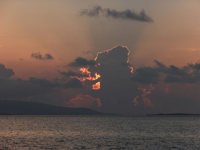 雲の奥から、<br />後光のように夕日が差します。