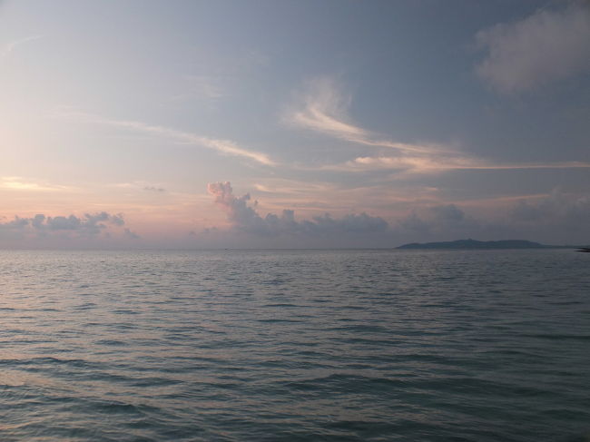 東の空からは、夜が近づいてきています。