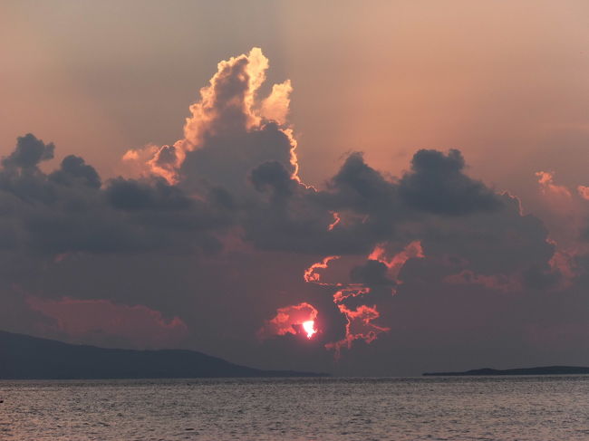 雲の切れ間から、もう一度顔を出して。