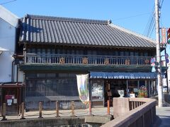忠敬橋の四つ角に建つ、中村屋商店です。
江戸時代後期の建物です。