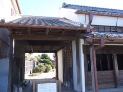 佐原市街を流れる小野川沿いにある、伊能忠敬旧宅を訪れます。
こちらの建物は、無料で見学することが出来ます。