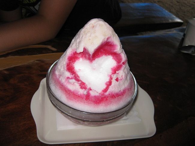 キャラではないのですが、ハートにくり抜いてみました。<br />フワフワの氷で一気にクールダウン。<br />評判どおり美味しいかき氷でした。