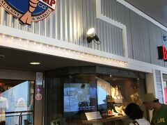 昼食はユニバーサルシティウォーク内の「ババ・ガンプシュリンプ」で。東京都内にもありますが、映画「フォレスト・ガンプ」のテーマレストランです。
