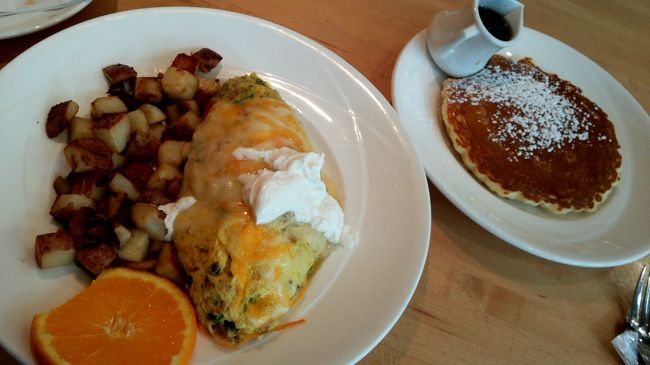 パンケーキセットにはオムレツもついてきます。サイドメニューのほうが立派です。