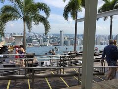 Marina bay sandsに１泊だけ宿泊しました。ホームページから直接予約。大人2人分の朝食付きのプランにしました。口コミの評判が悪かったので、恐れていましたが、スタッフはみなさんとても親切でした。朝食付きのプランだったのに、レストランでサインをしてと出された明細には、大人2人、子供2人合計で１５０ドルと書いてありました。朝食付きだから子供の分だけしか料金はかからないはずでしょう？と聞いたところ、気にしないで、フロントで調整するから大丈夫よと言われたのでサインしました。実際、チェックアウトする時、明細には、朝食の料金はかかれておらず、ラッキーなことに、子供の朝食代金は、結構ですよとサービスしてもらいました。マリナーベイ、なかなかよかった！！