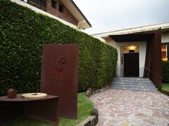 夜８時３０分、タクシーでマルティンベラサテギ（Martin Berasategui）に着いた。

やはりアメックスを通して予約し、窓側のいい席に通された。