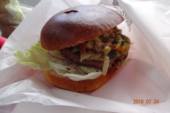 ハンバーガーだから軽いというのは、間違いでした。一番安いけど1080円もする「極みバーガー」は、肉そのものの味がして、大変美味しく、しかもボリュームもたっぷりでした。<br />