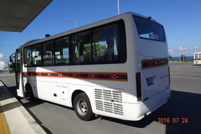 14時10分になり、カリー観光のバスで川平湾に向かいます。あちらで約90分間の自由時間があり、その後、空港に向かいます。港から空港までは500円くらいなので、1000円足せば川平湾観光ができるわけで、かなりリーズナブルです。