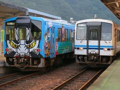 石見川本駅に到着。江津方面からやってきた列車との行き違いのためしばらく停車していました。