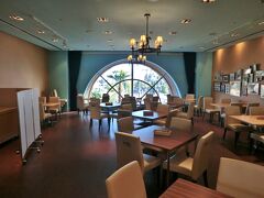 四回目のホテルユニバーサルポートでの食事。今回は通常のレストランが満席のため、西側のレストランに席をとってくれた。