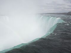 テーブル・ロックへ。
上流でも、水しぶきが飛んできます。

滝に流れ落ちる水を見ていると、吸い込まそうな気分に陥ります。(@_@)