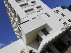 【隠岐プラザホテル】

西郷港にある立派なホテルです。
建物は決して新しくはないですが綺麗に手入れされています。

お料理はやはり海の幸メインですが、私は貝が苦手です。
そのことをホテルにお伝えすると、魚料理に替えてもらえましたよ。
有難うございます。