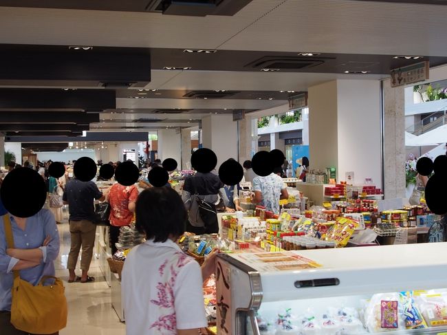 新石垣空港内は土産物屋もたくさん<br />以前のやや暗い感じとは全然違った
