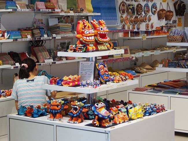 ひょうきんな顔のシーサーがたくさん並ぶ