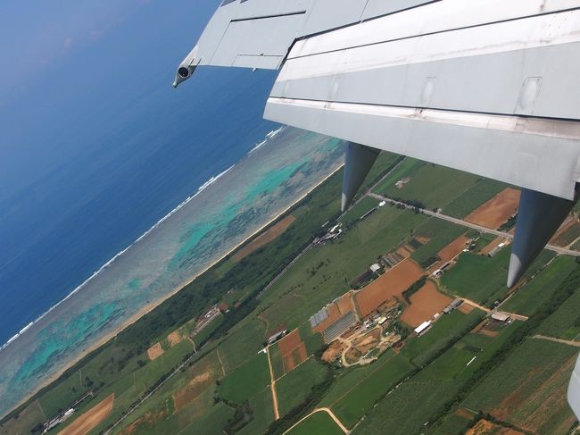 快晴の中、飛行機はテイクオフ<br />最近は離発着の時でもカメラが使えるように<br />なったので撮れるこの景色