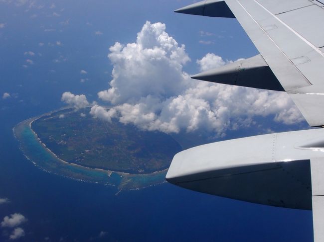 那覇までの途中に見えた多良間島<br />丸い形の島