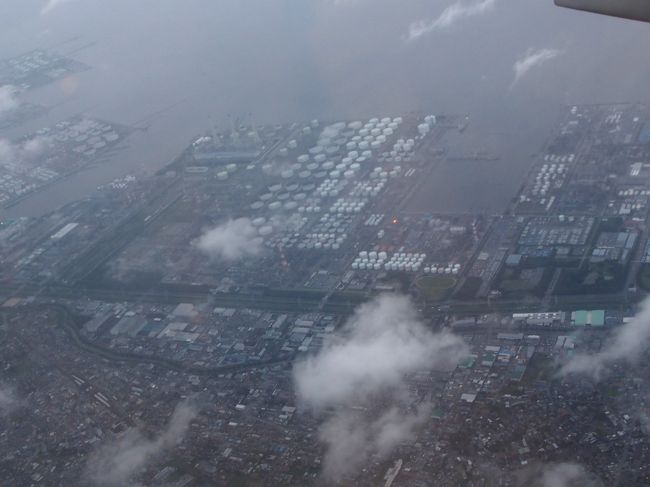 東京湾の工業地帯の上空<br />オイルタンクがきれいに並んでいる