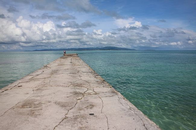 続いて西桟橋へ。<br />約１０５メートル張り出した桟橋で、国の登録有形文化財になっているそうです。<br />既に１組先客が。<br />誰もいない桟橋を撮りたかったのですが、ずっと写真を撮っていて、私達が行くと「写真を撮るのでどいてくれませんか？」ですって。<br />ちょっとビックリしました。<br />私達は逆に邪魔にならないよう楽しんでいたのにね。<br />