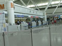 福岡空港国際線ターミナルおなじみの柵がしてあります。

あ～～
アシアナに乗りたかった(m´・ω・｀)m