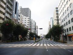 都営新宿線 馬喰横山駅で降りて、都営浅草線 東日本橋駅まで地下を歩きます。
B4出口から地上に出ると、、お盆だから都内は車がいない？ここの道はガラガラでした。