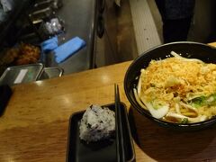 大阪から京都まで30分足らずで着きます。京都に着いてから駅のホームにあるうどん屋に入って、かけうどんとおにぎりを食べました。かけうどんはもちろん天かすドバーで（笑）
学生時代よく駅で食べてました。就活の時とか。