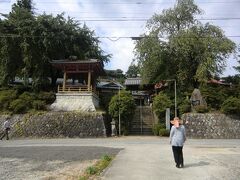 武田信玄公の終焉史跡。
長岳寺。

長岳寺は、武田信玄公を火葬にした寺として由緒ある寺。 ... 信玄公の義理の兄弟、下条家出身の六世裕教法印が長岳寺の住職を務めていた関係で信玄公の遺骸が長岳寺に運び入れられたが、兵は影武者をたて、信玄公は生きているとし、古府中に帰った。その後、長岳寺を守っていた馬場美濃守、原備前、高坂弾正、下条伊豆守等の武将により、お骨にしてこっそり持ち帰られた。

