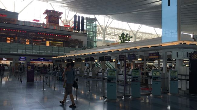 初めてのビジネスクラス搭乗に気がはやり、チェックイン３時間前に羽田国際線カウンターに到着（笑）<br />・・・いつも見慣れてる混雑カウンターと違う。(￣д￣)　？