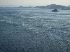 鳴門海峡は、淡路島と四国（徳島県鳴門市の大毛島）の間にある約１３４０ｍの海峡です。この海峡は、瀬戸内海と紀伊水道の間にあることから、両者の潮の干満によって鳴門海峡に約１．３ｍの落差が出来るために大小たくさんのうずしおが出来ることで有名です。残念ながらうずしおは見えませんが潮の速さがわかります。