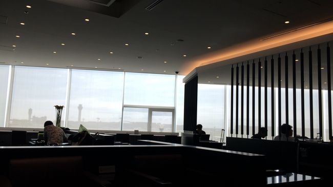 中央ラウンジでは無く、ゲート側のラウンジへ。<br />ほおっ、中はかなり広いな。<br />国内線のサクララウンジよりは広いかな。<br />スワンナプームのＣＩＰラウンジと比べても広い感じ（*´д｀）ぇ〜 