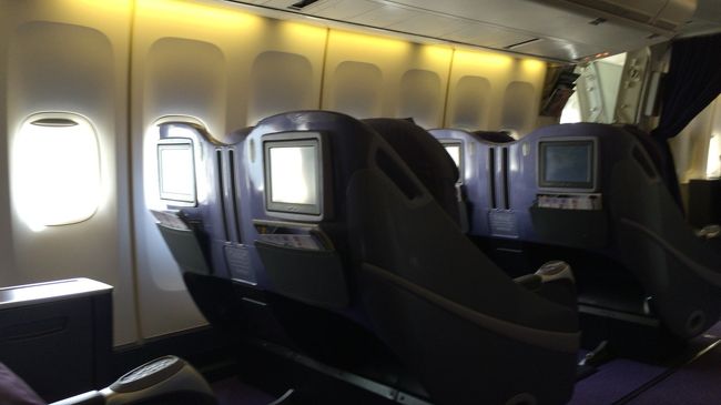 うーん、使い込んでる感じやねぇ。<br />・・・しかし、１Ｆは他に２人しかいないの？(ﾟДﾟ≡；ﾟдﾟ)？<br /><br />実は衝撃の事実が判明。<br />当日の搭乗率は６０％以下！<br />くそーっ！！！そしたら、エコノミーでもエエやないか！<br />マイル損したぁーヽ(`Д´)ﾉｳﾜｧｧｧﾝ