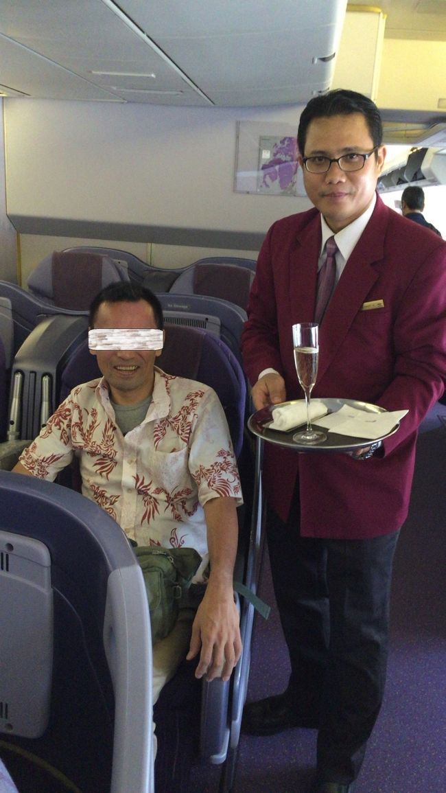 気分を取り直して、ウェルカムドリンク。<br />しゃんぺんを頂きましょう！サービス精神旺盛で１枚パチリと<br />（他の客もコレ見ててお願いしてた。なんかまったりムードでエエ感じ！）