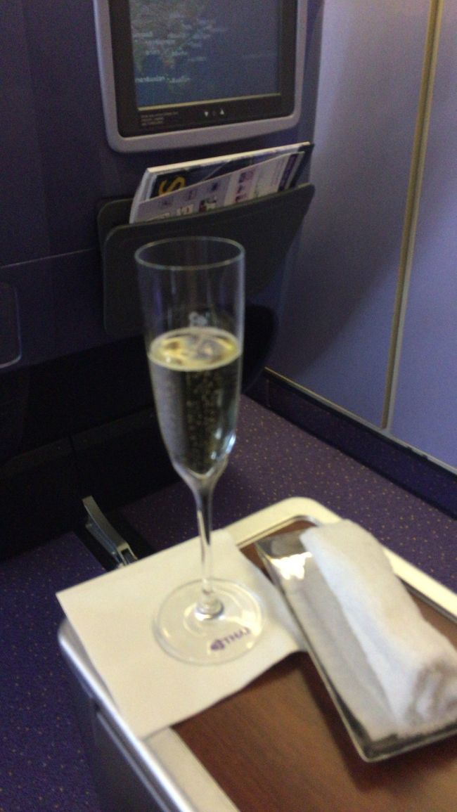 『うーん、このシャンパーニュは若くて元気だね、もう少しエレガントなボディが好みなんだが・・・』<br />はい、実際は全くわかりません(?ェ?)<br />旅行記で皆がしゃんぺん飲んでるから頼んだだけです。