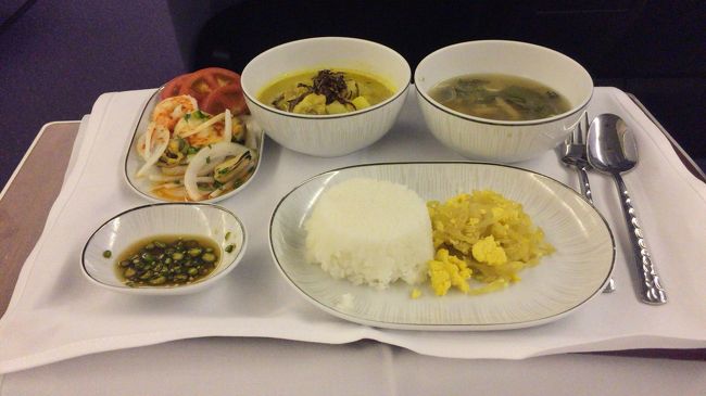 さて、待望のビジネスクラスの機内食です(゜∀゜)キター!!!! <br />あーっ！？<br />しまった！タイフード頼んでしもた...。<br /><br />こんなもん、現地でなんぼでも食うがな_|￣|○i|i ﾞｶﾞｰﾝ!! i|i <br />しかも、微妙に美味しくない・・・